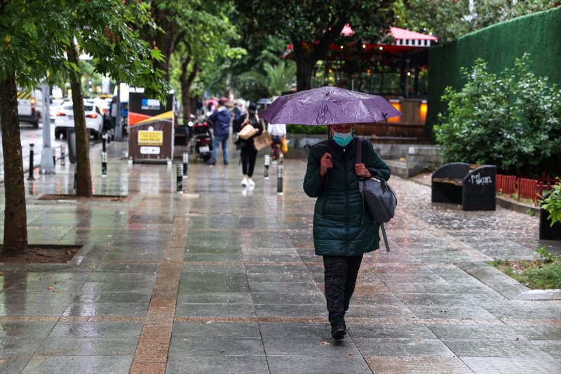 İstanbul'da sağanak hayatı felç etti
