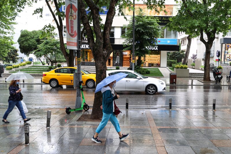 İstanbul'da sağanak hayatı felç etti