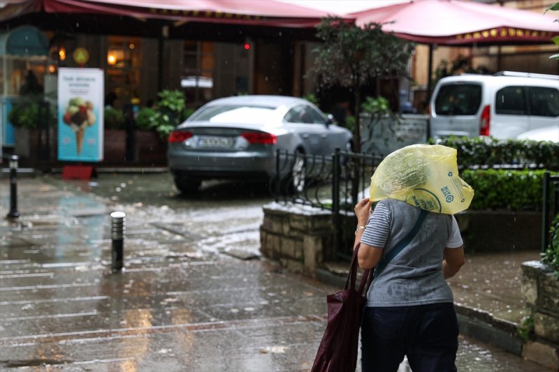 İstanbul'da sağanak hayatı felç etti