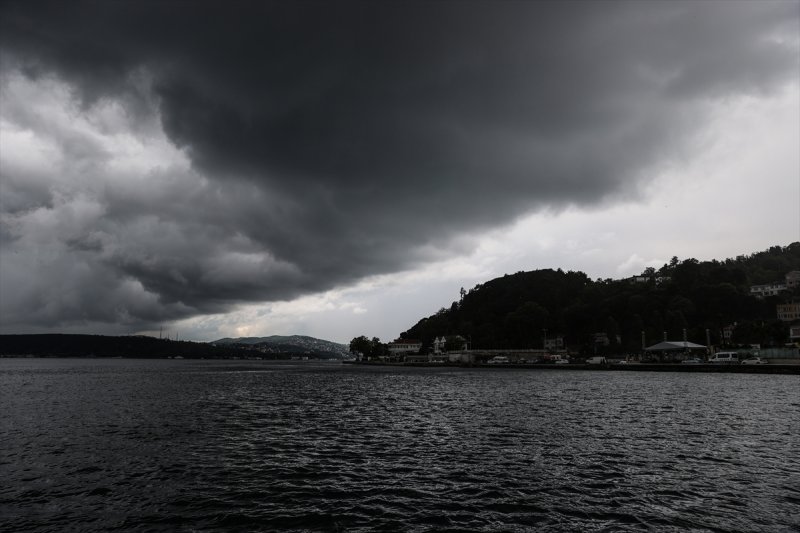İstanbul'da sağanak hayatı felç etti