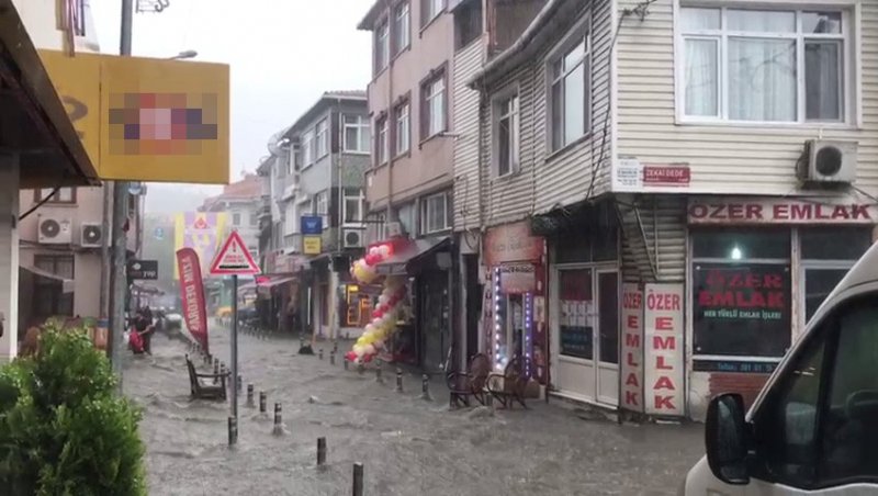 İstanbul'da sağanak hayatı felç etti