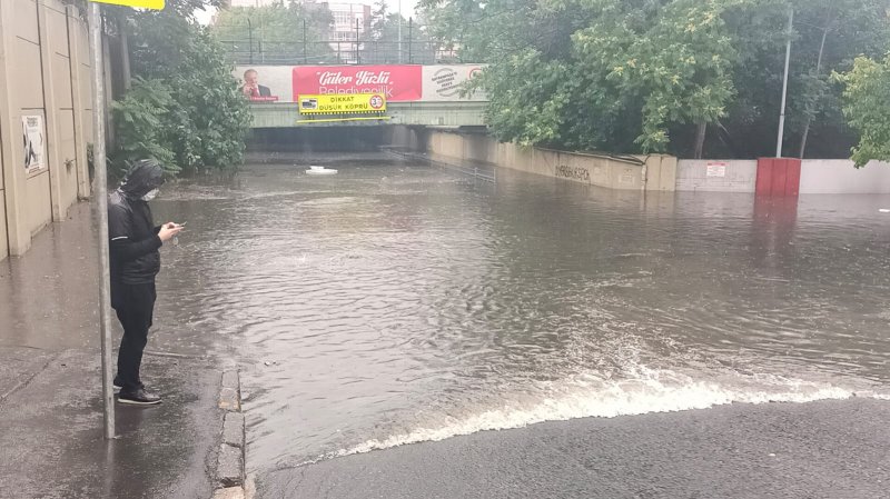 İstanbul'da sağanak hayatı felç etti