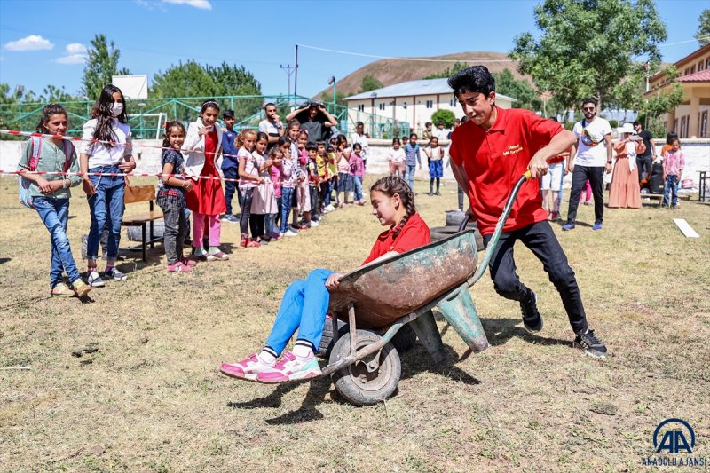 Van'da öğrenciler mezuniyet kutlamasını Survivor parkurunda yarışarak yaptı