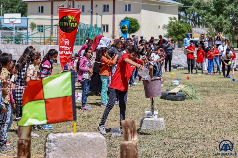 Van'da öğrenciler mezuniyet kutlamasını Survivor parkurunda yarışarak yaptı