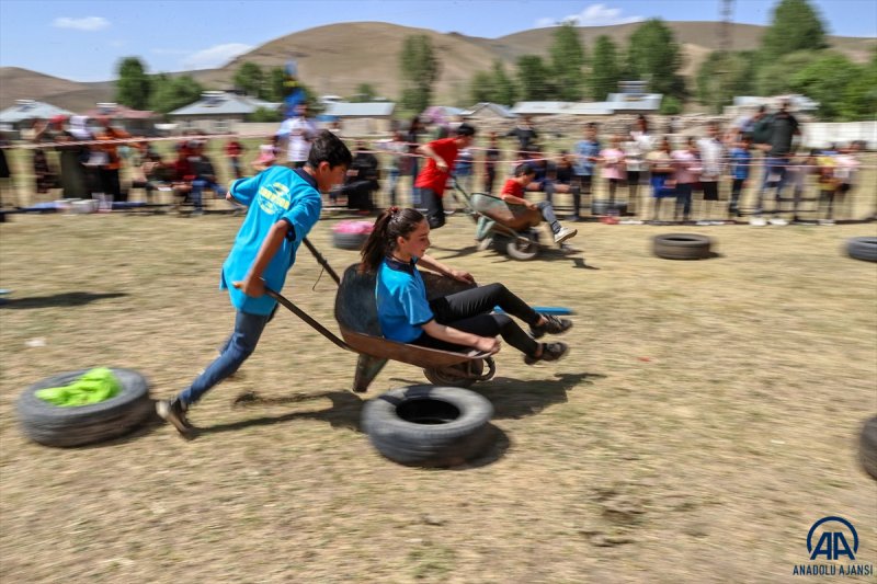 Van'da öğrenciler mezuniyet kutlamasını Survivor parkurunda yarışarak yaptı