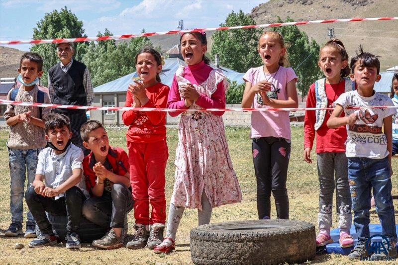 Van'da öğrenciler mezuniyet kutlamasını Survivor parkurunda yarışarak yaptı