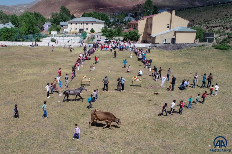 Van'da öğrenciler mezuniyet kutlamasını Survivor parkurunda yarışarak yaptı