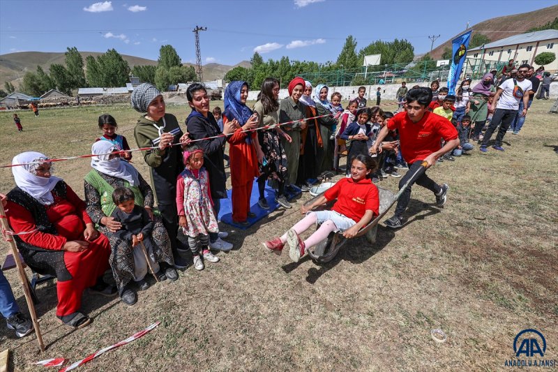 Van'da öğrenciler mezuniyet kutlamasını Survivor parkurunda yarışarak yaptı