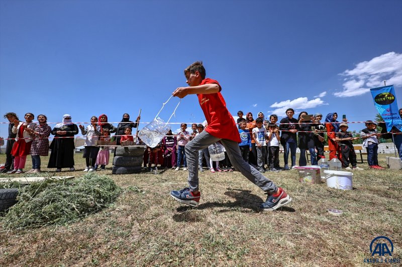 Van'da öğrenciler mezuniyet kutlamasını Survivor parkurunda yarışarak yaptı
