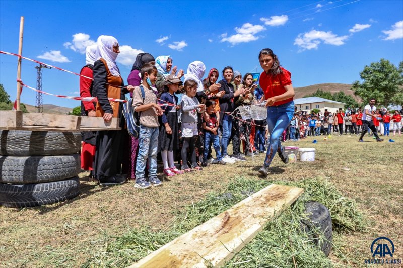 Van'da öğrenciler mezuniyet kutlamasını Survivor parkurunda yarışarak yaptı