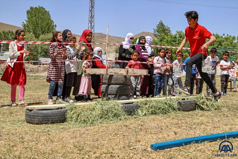 Van'da öğrenciler mezuniyet kutlamasını Survivor parkurunda yarışarak yaptı