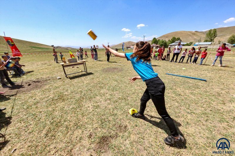Van'da öğrenciler mezuniyet kutlamasını Survivor parkurunda yarışarak yaptı