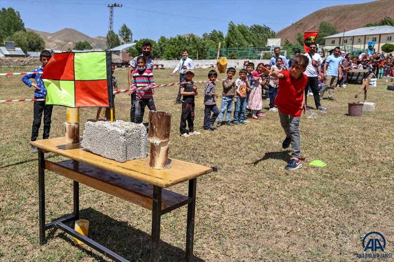 Van'da öğrenciler mezuniyet kutlamasını Survivor parkurunda yarışarak yaptı