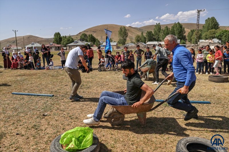 Van'da öğrenciler mezuniyet kutlamasını Survivor parkurunda yarışarak yaptı