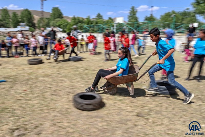 Van'da öğrenciler mezuniyet kutlamasını Survivor parkurunda yarışarak yaptı