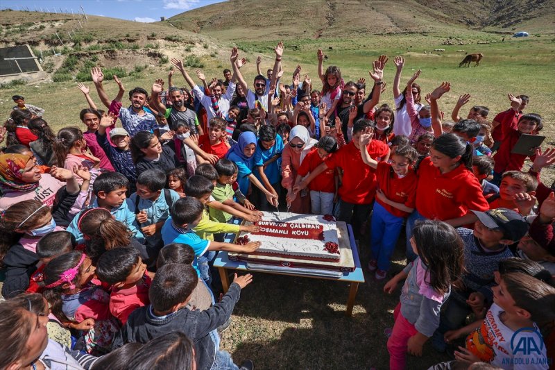 Van'da öğrenciler mezuniyet kutlamasını Survivor parkurunda yarışarak yaptı