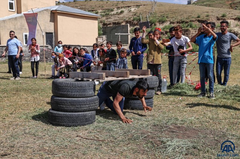 Van'da öğrenciler mezuniyet kutlamasını Survivor parkurunda yarışarak yaptı