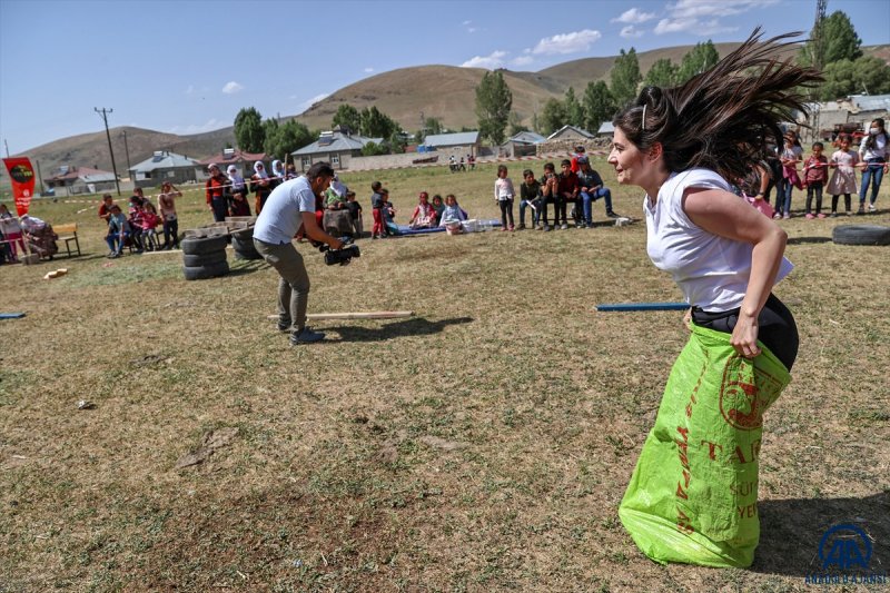 Van'da öğrenciler mezuniyet kutlamasını Survivor parkurunda yarışarak yaptı