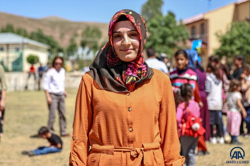 Van'da öğrenciler mezuniyet kutlamasını Survivor parkurunda yarışarak yaptı