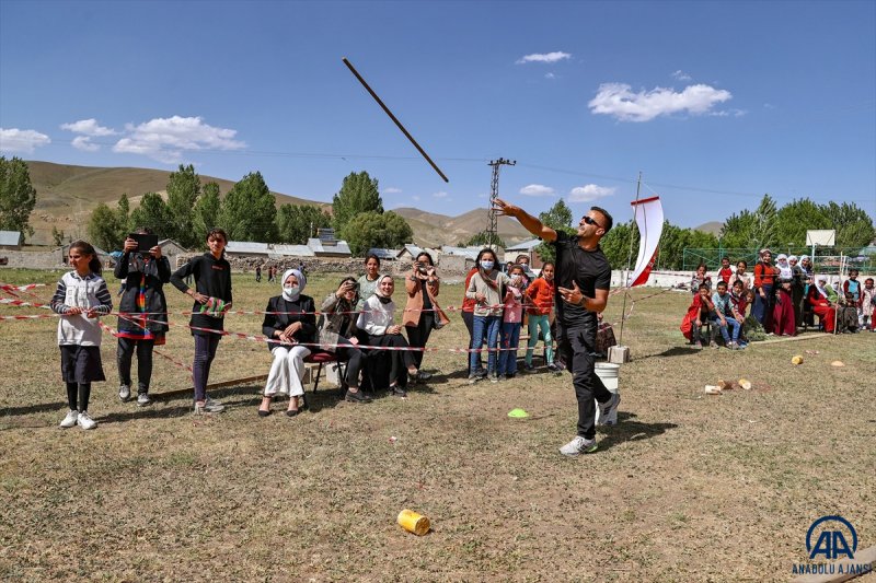 Van'da öğrenciler mezuniyet kutlamasını Survivor parkurunda yarışarak yaptı