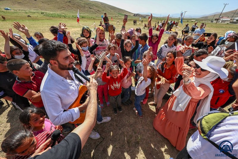 Van'da öğrenciler mezuniyet kutlamasını Survivor parkurunda yarışarak yaptı
