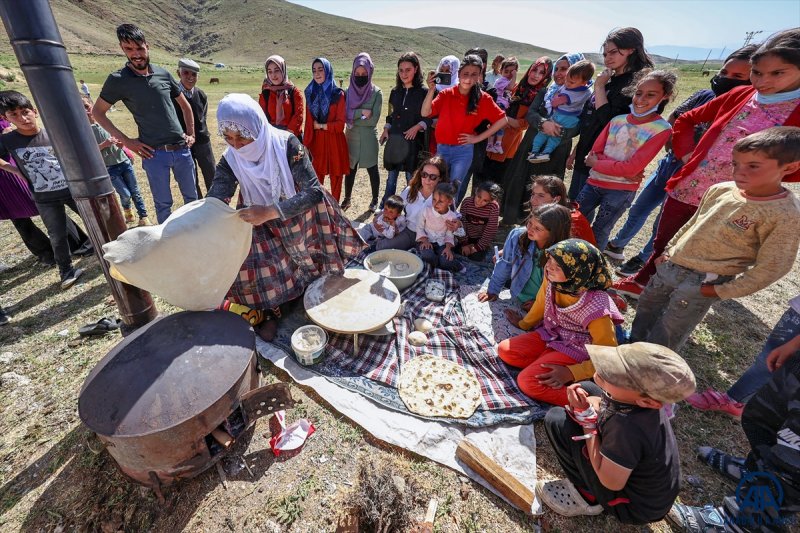 Van'da öğrenciler mezuniyet kutlamasını Survivor parkurunda yarışarak yaptı
