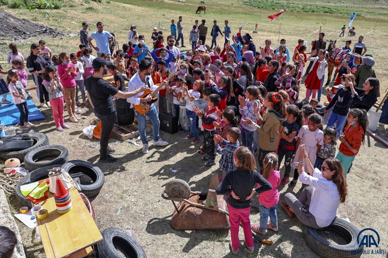 Van'da öğrenciler mezuniyet kutlamasını Survivor parkurunda yarışarak yaptı