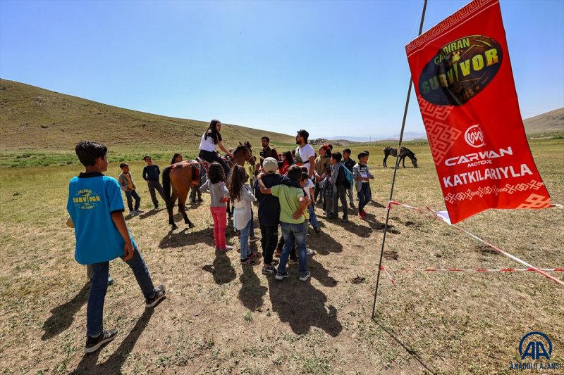 Van'da öğrenciler mezuniyet kutlamasını Survivor parkurunda yarışarak yaptı