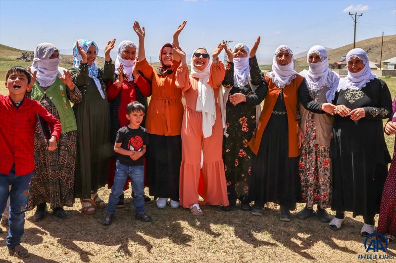 Van'da öğrenciler mezuniyet kutlamasını Survivor parkurunda yarışarak yaptı