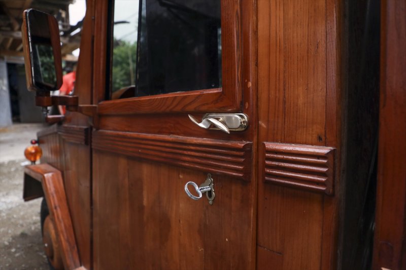 1988 model otomobilini ahşap kapladı