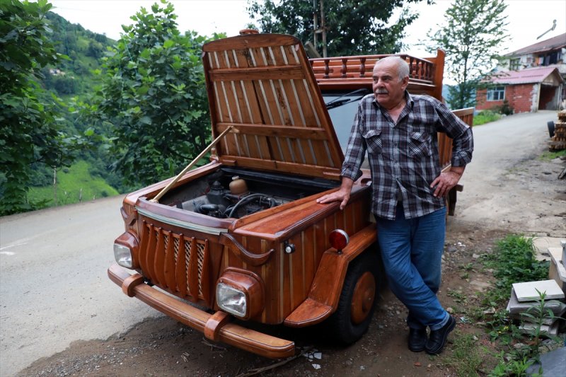 1988 model otomobilini ahşap kapladı