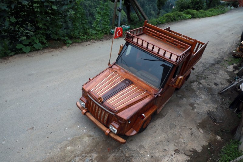 1988 model otomobilini ahşap kapladı