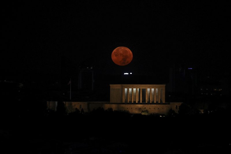 Ankara'da dolunay Anıtkabir'i aydınlattı