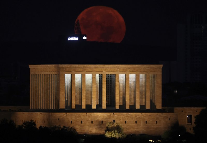 Ankara'da dolunay Anıtkabir'i aydınlattı