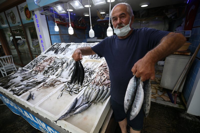 Balıklar, tezgahlardaki yerlerini aldı