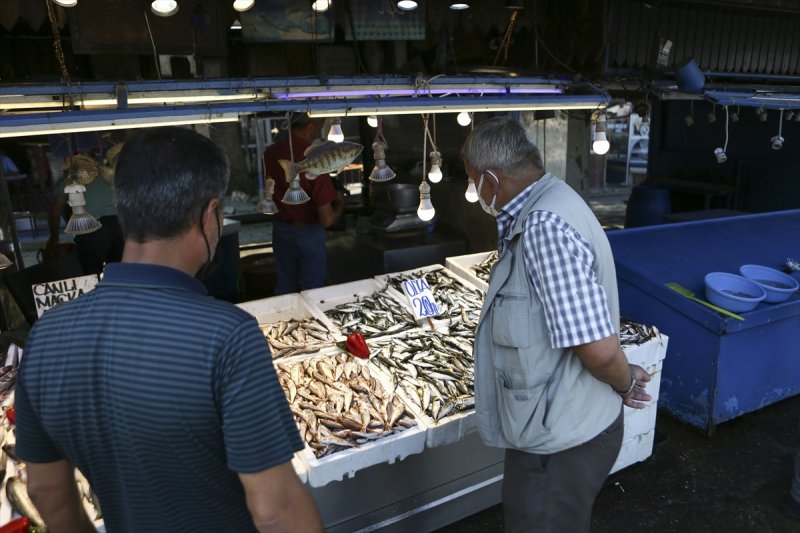 Balıklar, tezgahlardaki yerlerini aldı