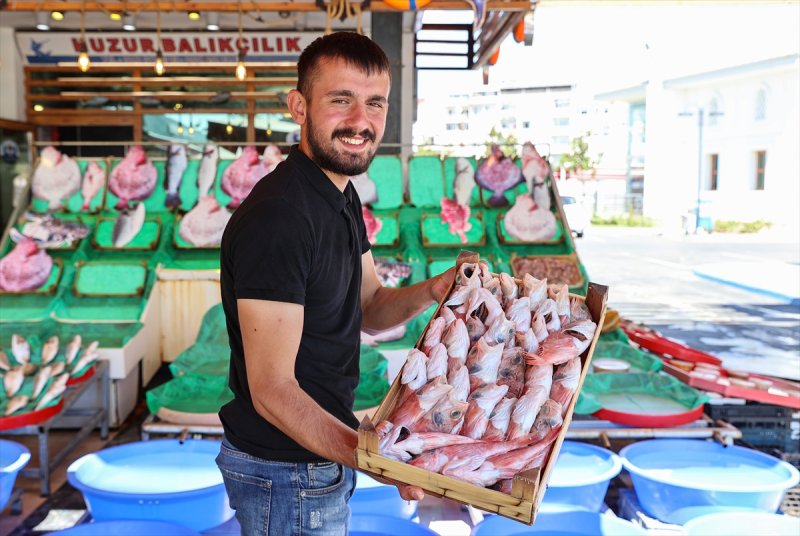 Balıklar, tezgahlardaki yerlerini aldı