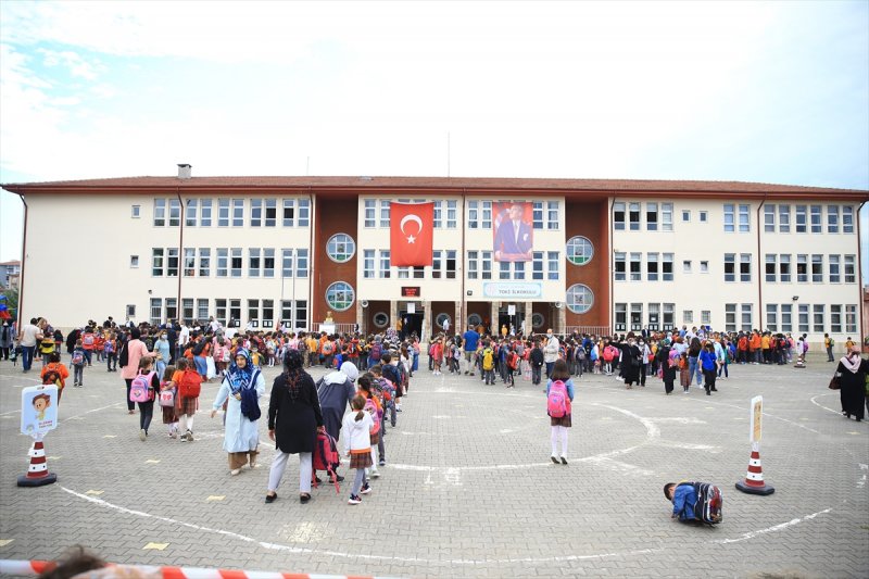 Yüz yüze eğitime geçilmesiyle okulların açılışından ilk kareler