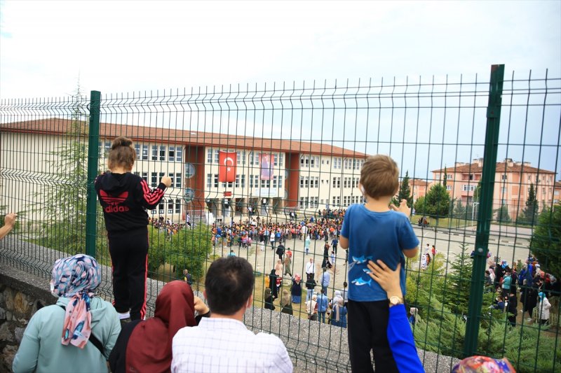 Yüz yüze eğitime geçilmesiyle okulların açılışından ilk kareler