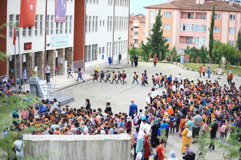 Yüz yüze eğitime geçilmesiyle okulların açılışından ilk kareler