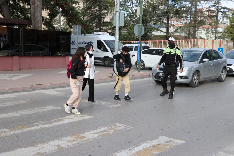 Yüz yüze eğitime geçilmesiyle okulların açılışından ilk kareler