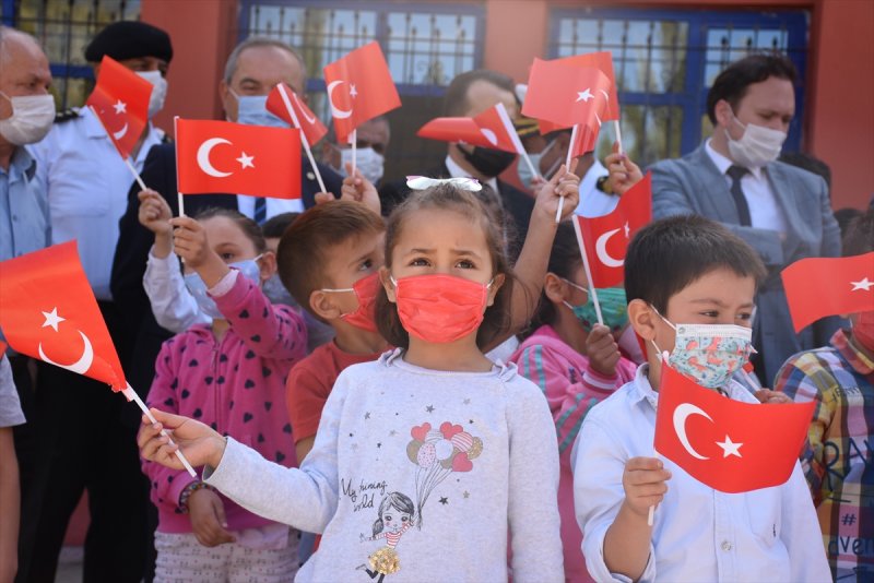 Yüz yüze eğitime geçilmesiyle okulların açılışından ilk kareler