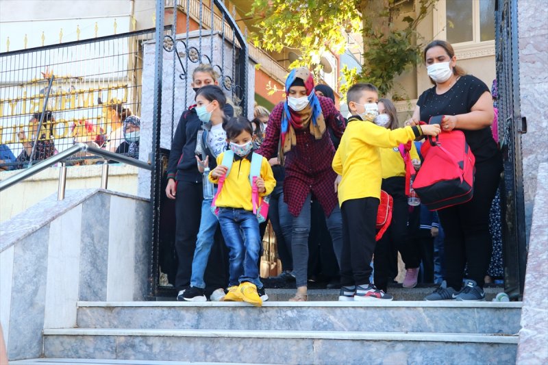 Yüz yüze eğitime geçilmesiyle okulların açılışından ilk kareler