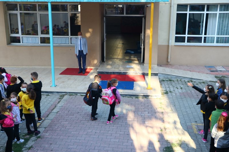 Yüz yüze eğitime geçilmesiyle okulların açılışından ilk kareler