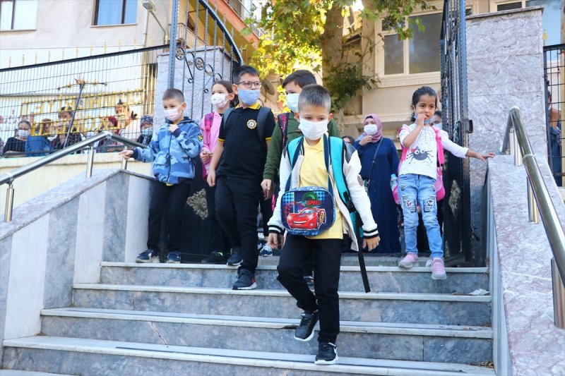 Yüz yüze eğitime geçilmesiyle okulların açılışından ilk kareler