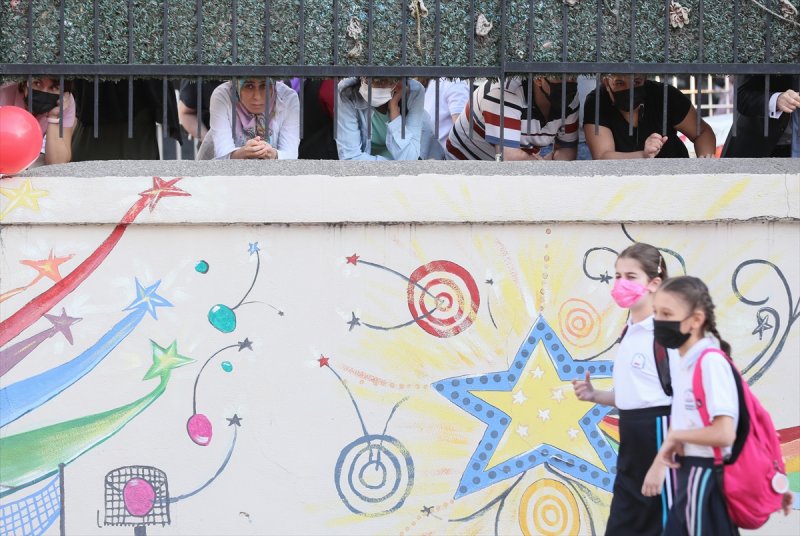 Yüz yüze eğitime geçilmesiyle okulların açılışından ilk kareler