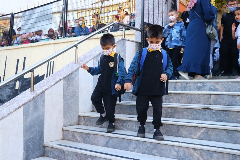 Yüz yüze eğitime geçilmesiyle okulların açılışından ilk kareler