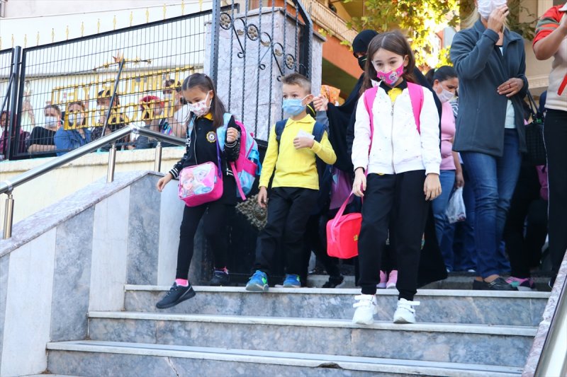 Yüz yüze eğitime geçilmesiyle okulların açılışından ilk kareler