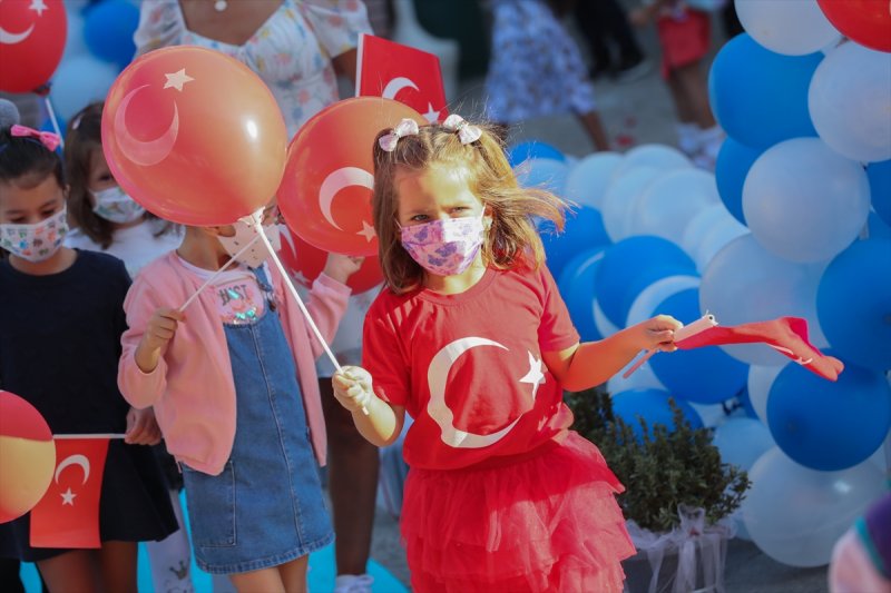 Yüz yüze eğitime geçilmesiyle okulların açılışından ilk kareler