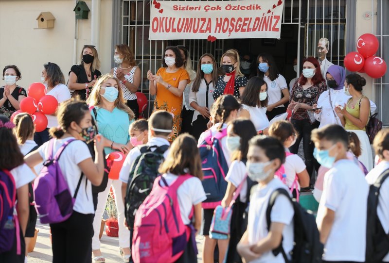 Yüz yüze eğitime geçilmesiyle okulların açılışından ilk kareler